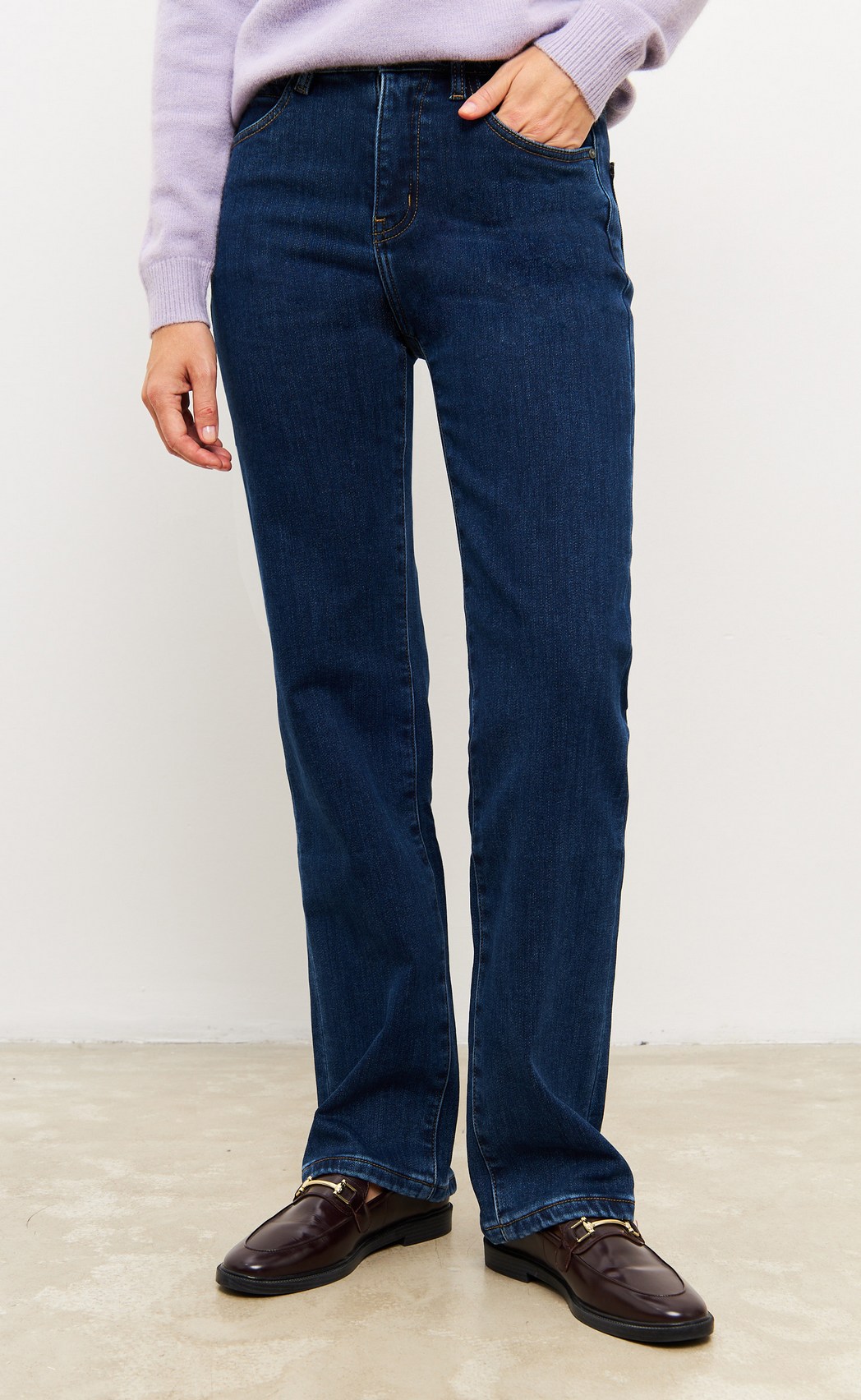 Модные женские джинсы 2023: нашли 90 обалденных вариантов, которые стройнят